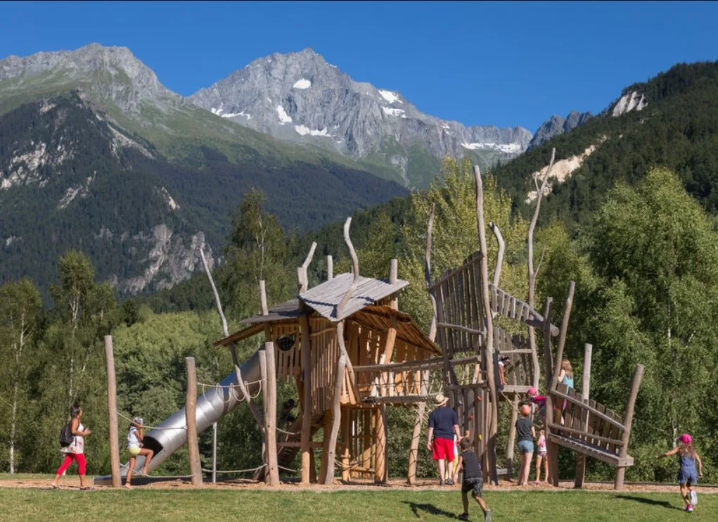 La zone de jeux pour enfants est immense à Bozel, voici juste une structure mais il y en a plein d'autres !