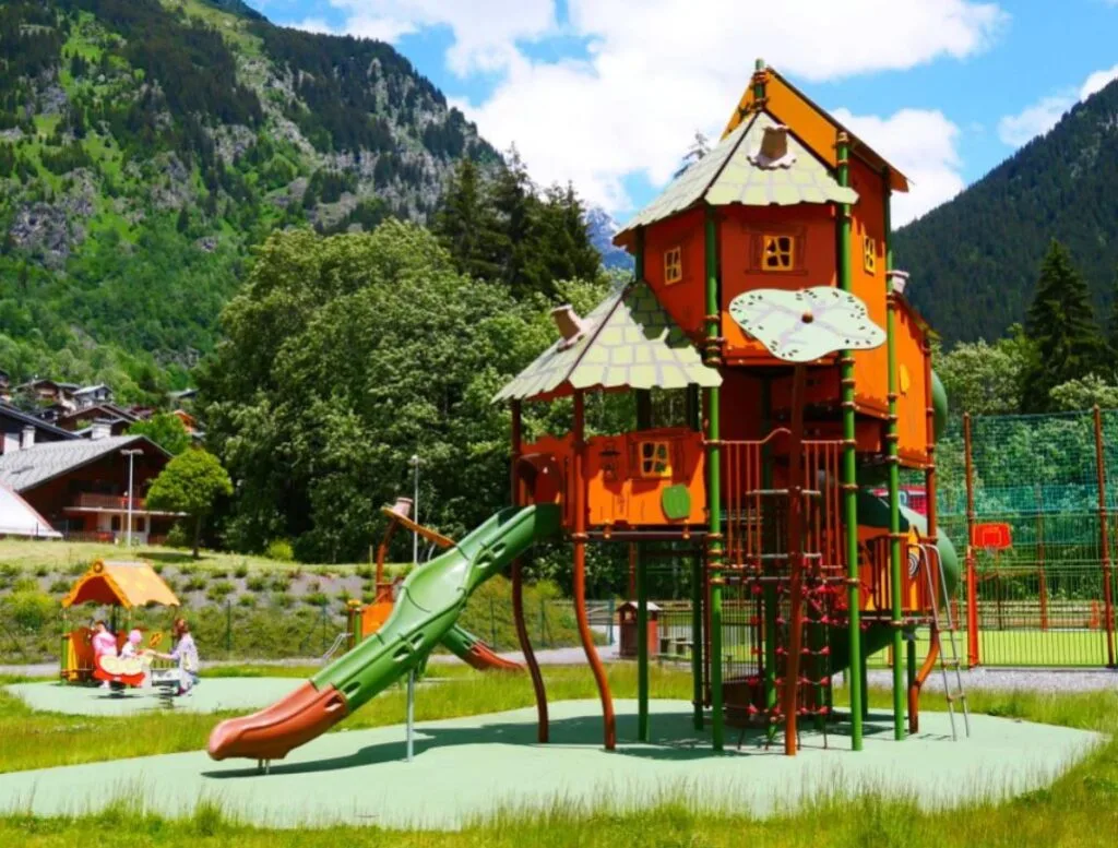 Les enfants adorent passer du temps sur les jeux de Champagny, en hiver comme en été !