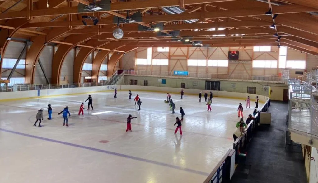 La patinoire olympique de Pralognan : idéal pour découvrir le patin sur glace en famille !