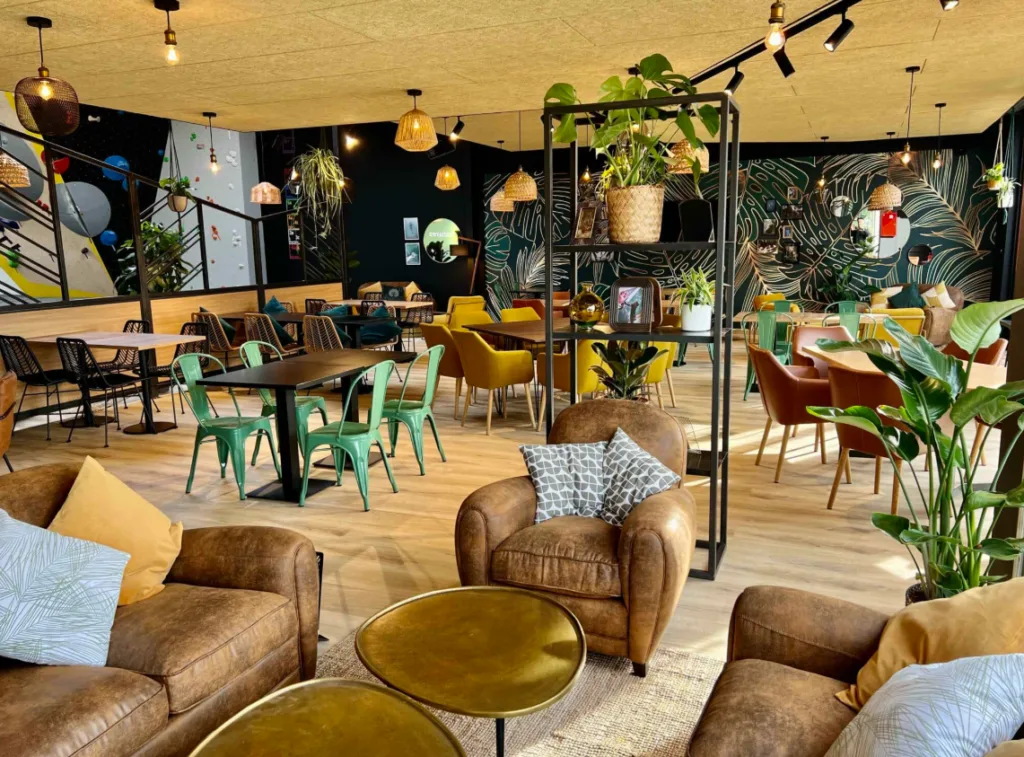 La zone restaurant et bar du Vertical'Art de Grenoble