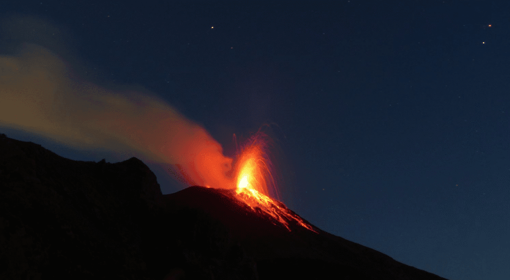 Jets de lave sur le Stromboli de nuit